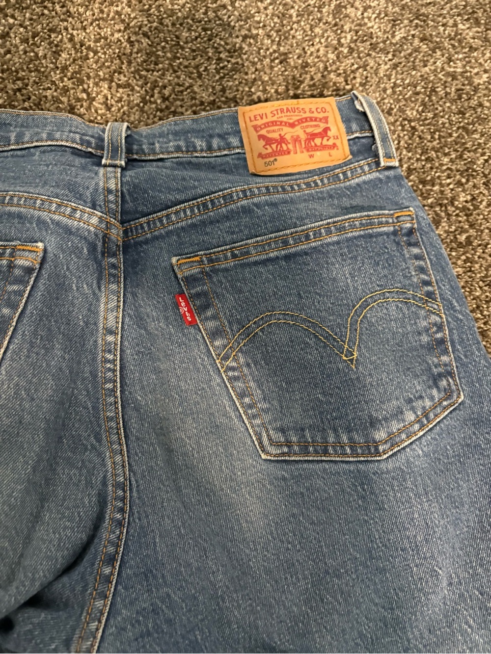 Classic Women’s Blue Straight-Leg Levi Jeans - Picture 3 of 6